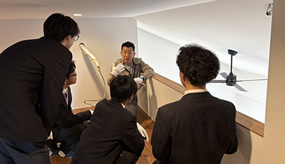 企業見学にお越しいただいた京都府立東稜高等学校の生徒さんに説明をしている様子